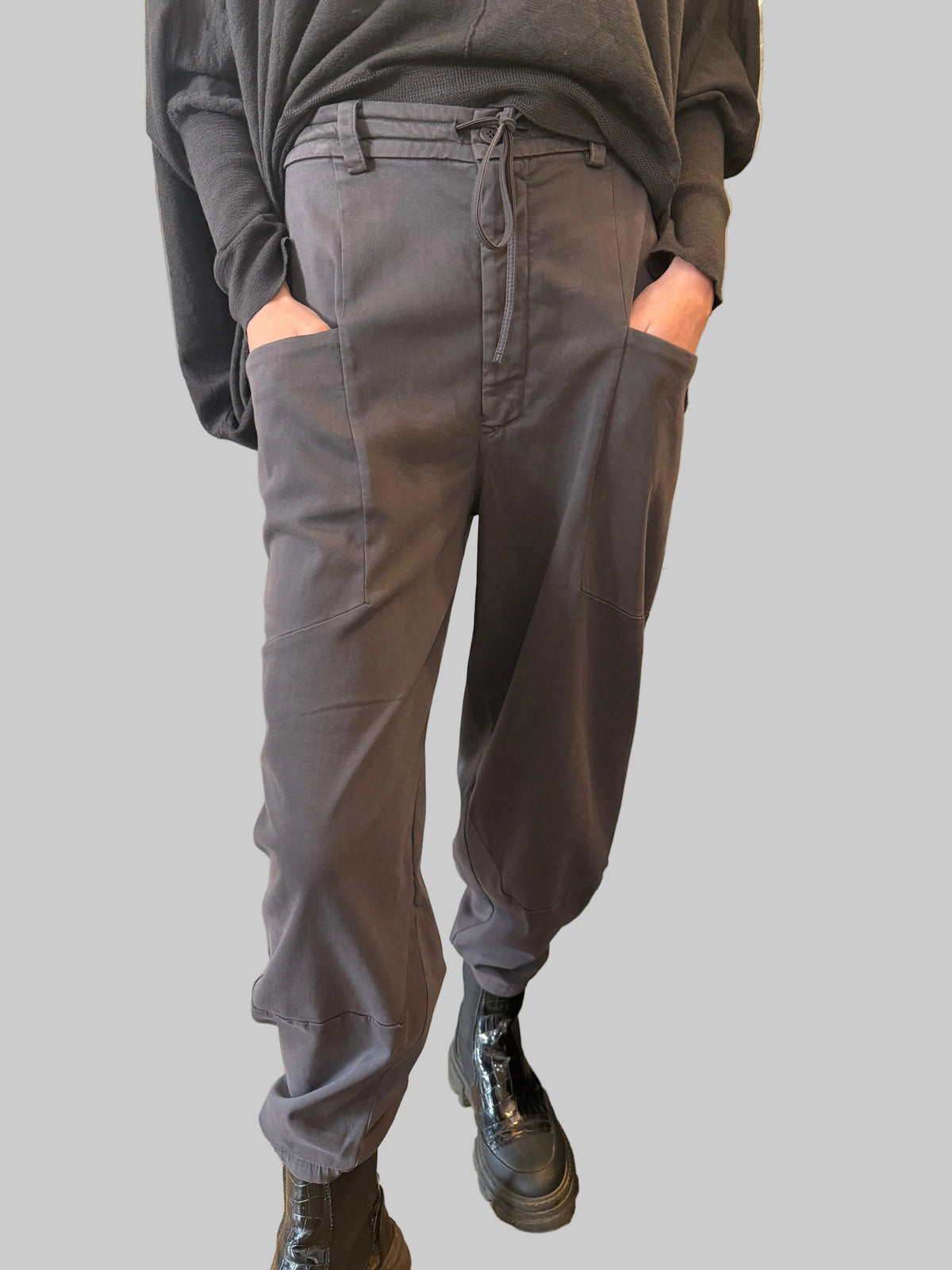 TRANSIT Comfort fit bombé shape trousers in tencel, modal and stretch cotton with back elastic