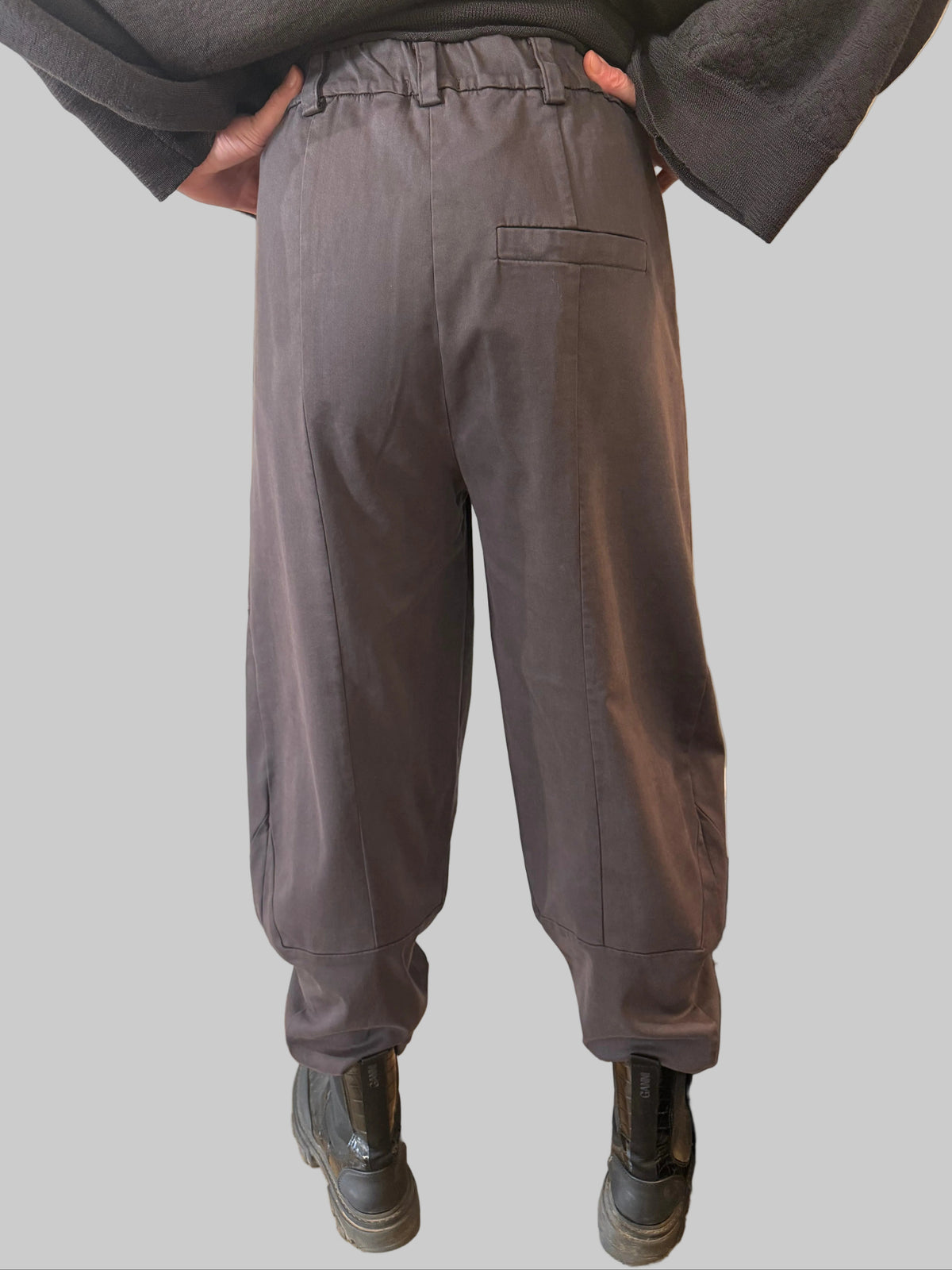 TRANSIT Comfort fit bombé shape trousers in tencel, modal and stretch cotton with back elastic