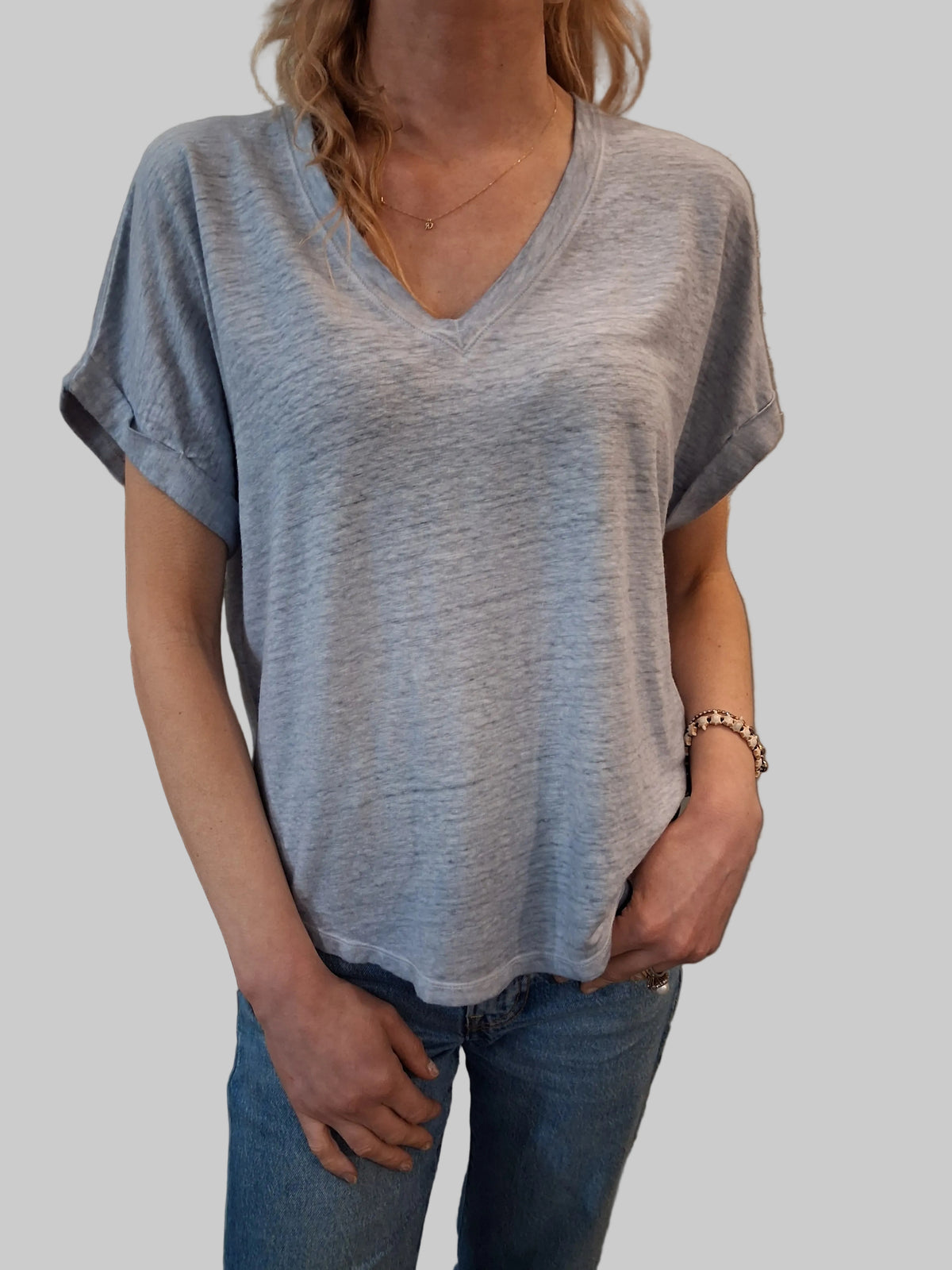 Universel V-Neck Curved Tee