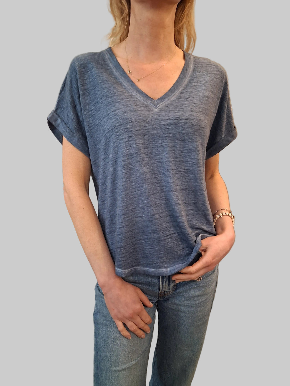 Universel V-Neck Curved Tee