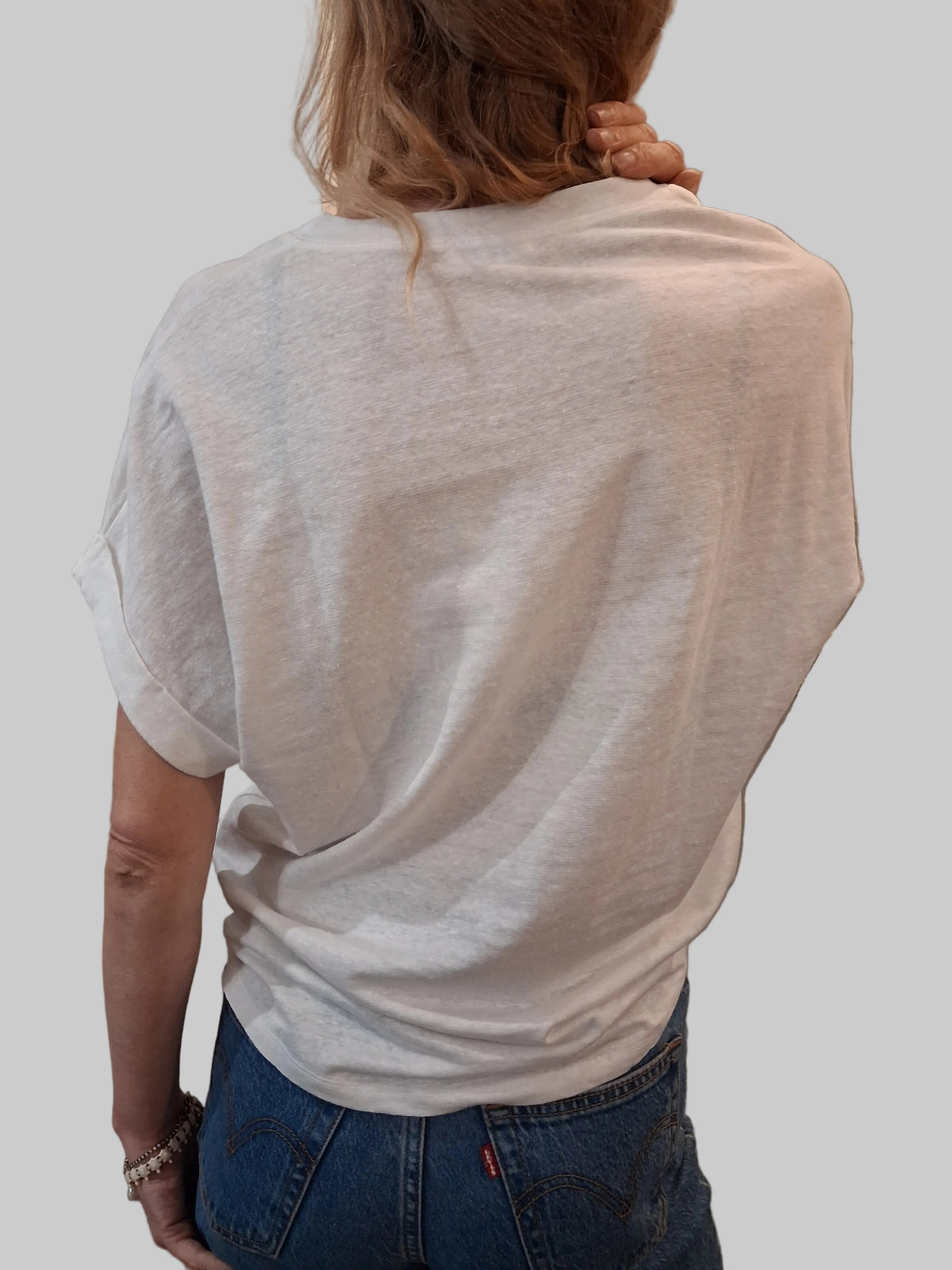 Universel V-Neck Curved Tee