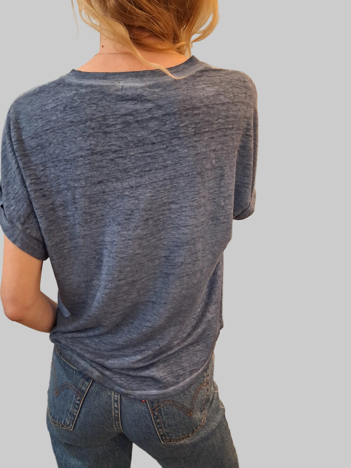 Universel V-Neck Curved Tee