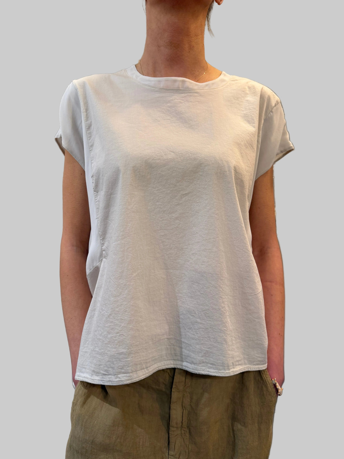 Transit Stretch poplin shirt with viscose georgette inserts and back opening with mother-of-pearl buttons