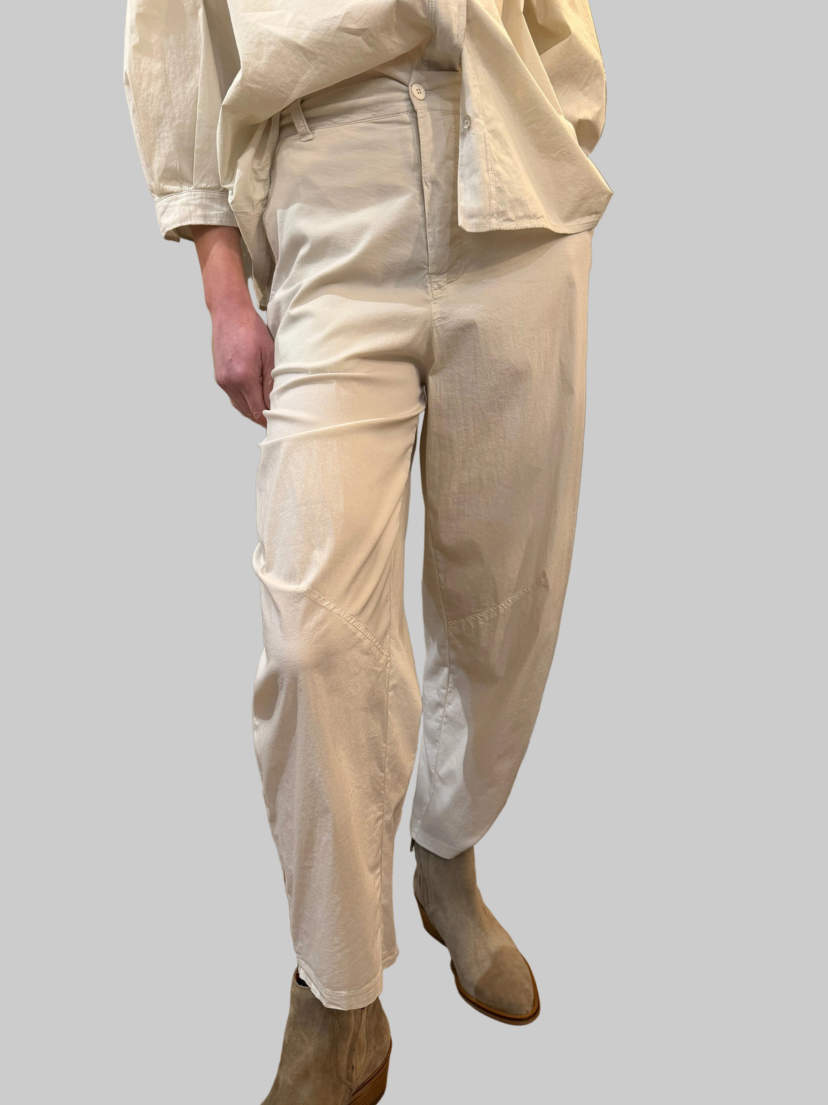 Transit Comfort fit trousers in stretch poplin with elastic on the back