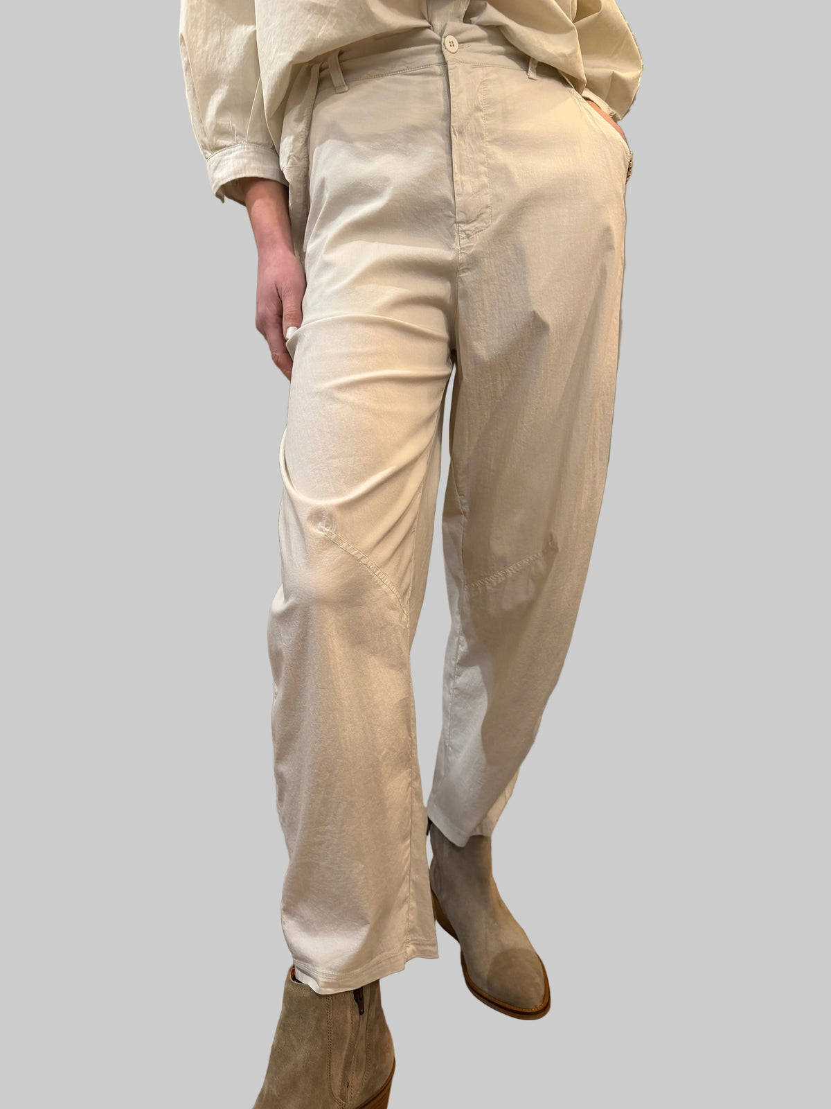 Transit Comfort fit trousers in stretch poplin with elastic on the back