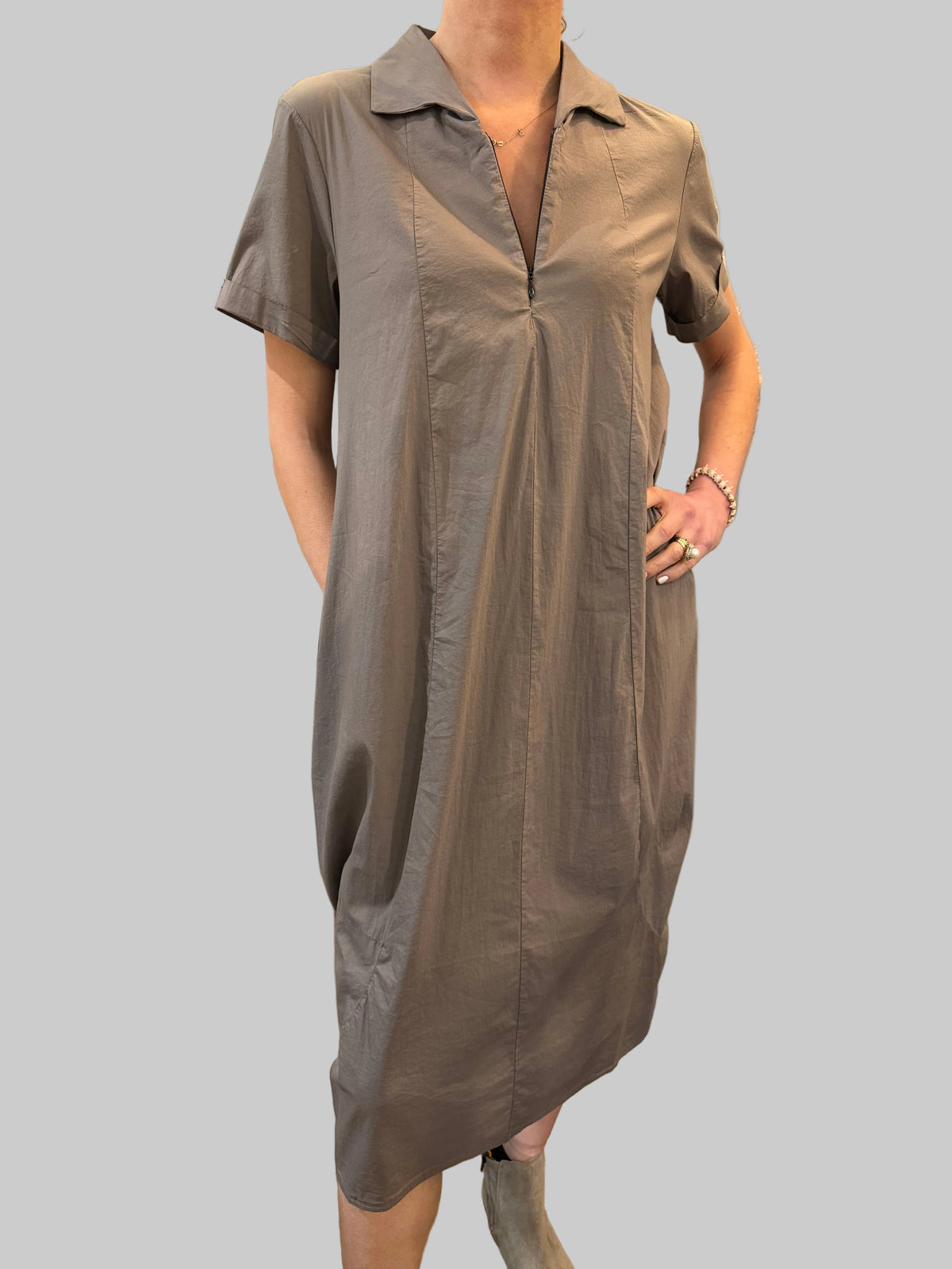 Transit Stretch poplin bombeè shape short-sleeved dress zipped on the front