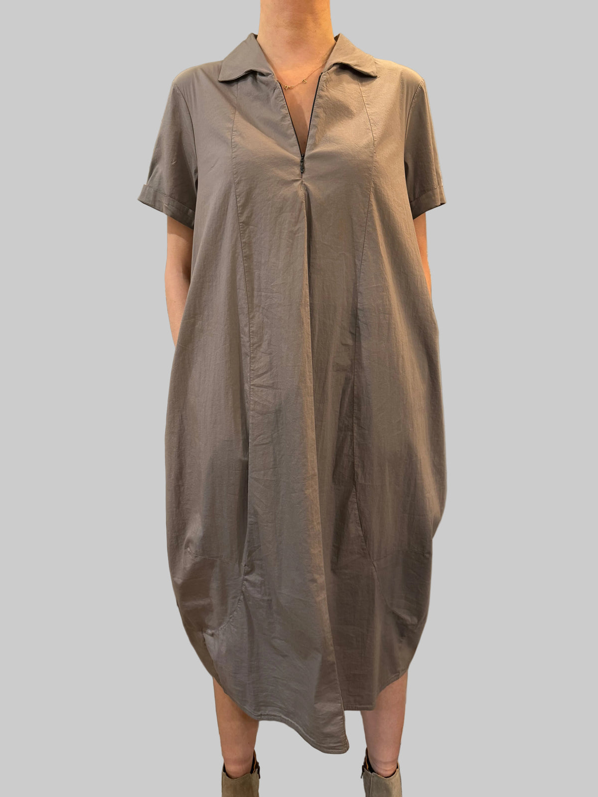 Transit Stretch poplin bombeè shape short-sleeved dress zipped on the front