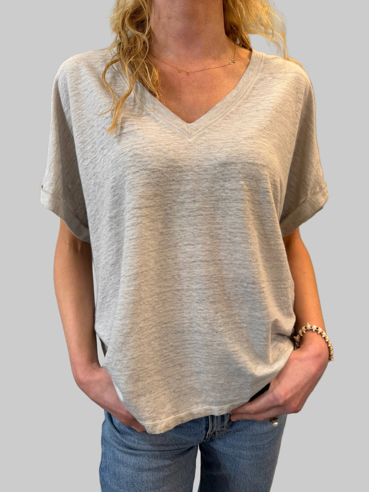 Universel V-neck Curved Tee