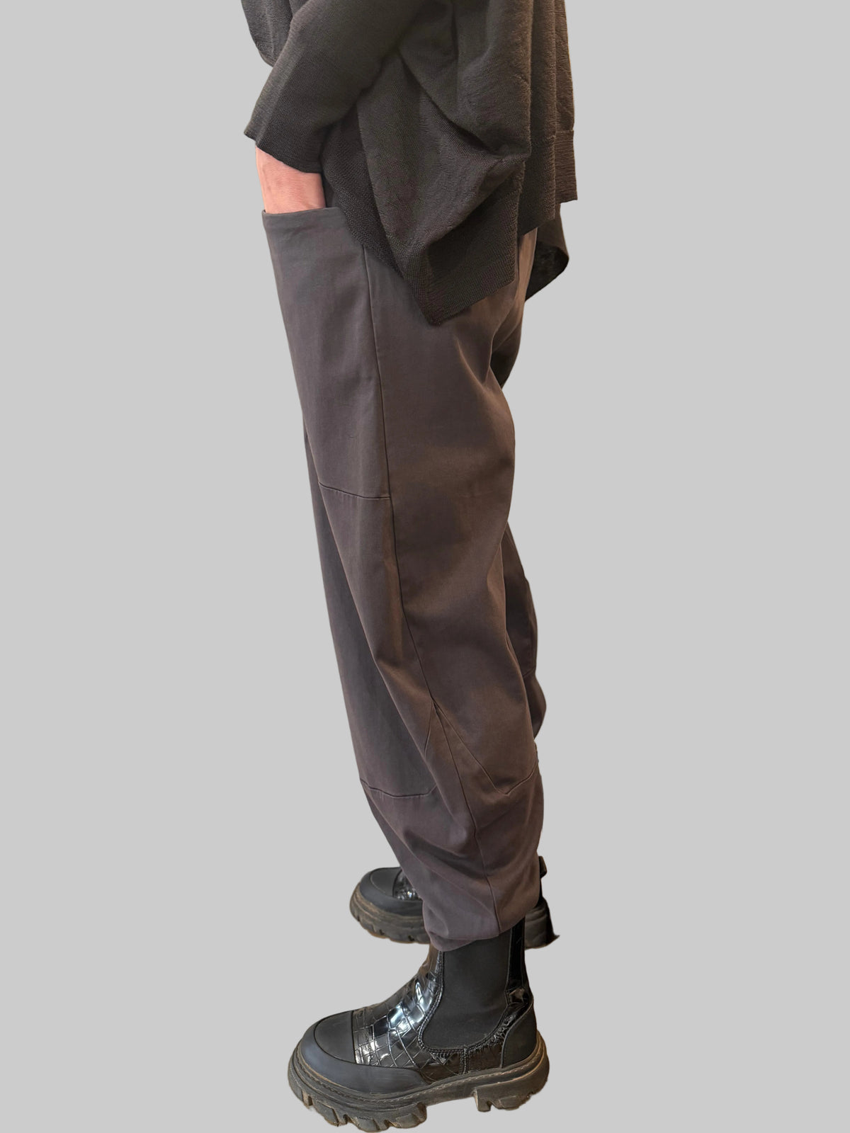TRANSIT Comfort fit bombé shape trousers in tencel, modal and stretch cotton with back elastic