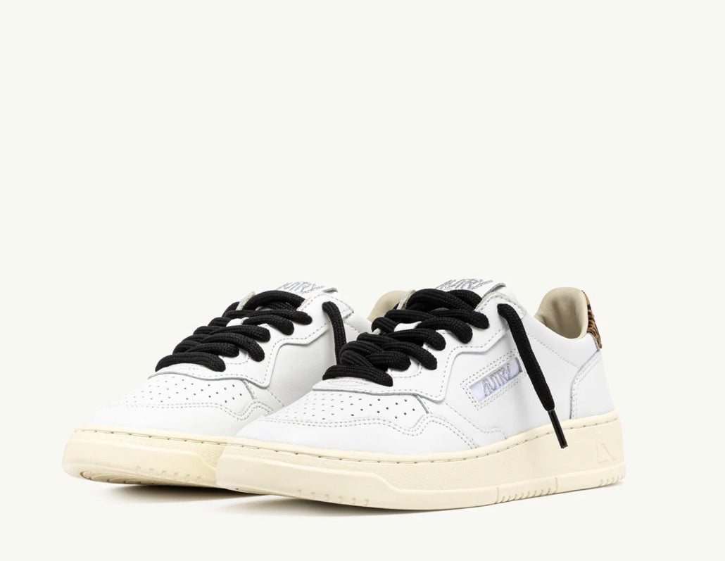 Autry Medalist low sneaker in leather colour white and leopard.