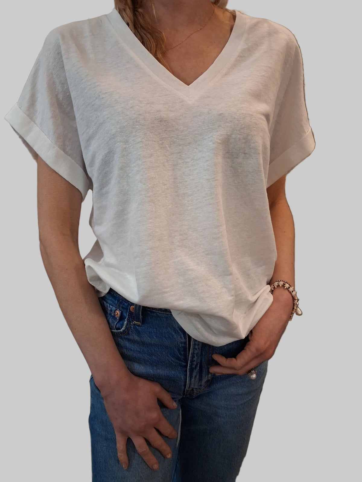 Universel V-Neck Curved Tee