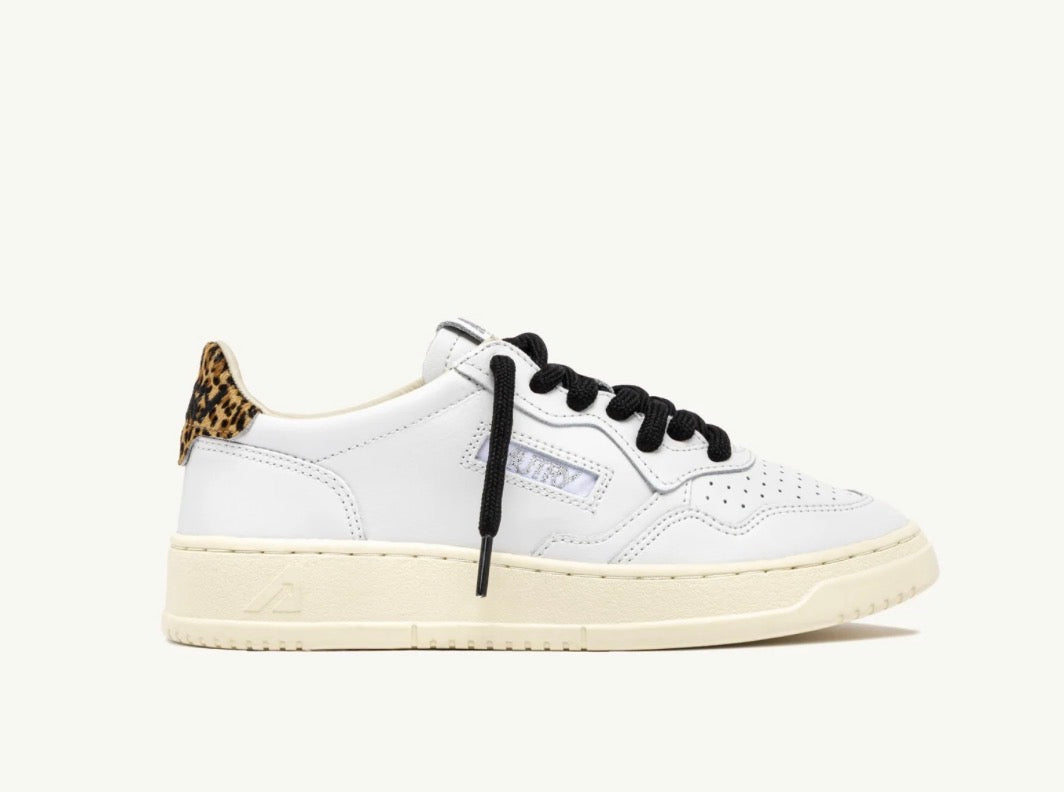 Autry Medalist low sneaker in leather colour white and leopard.