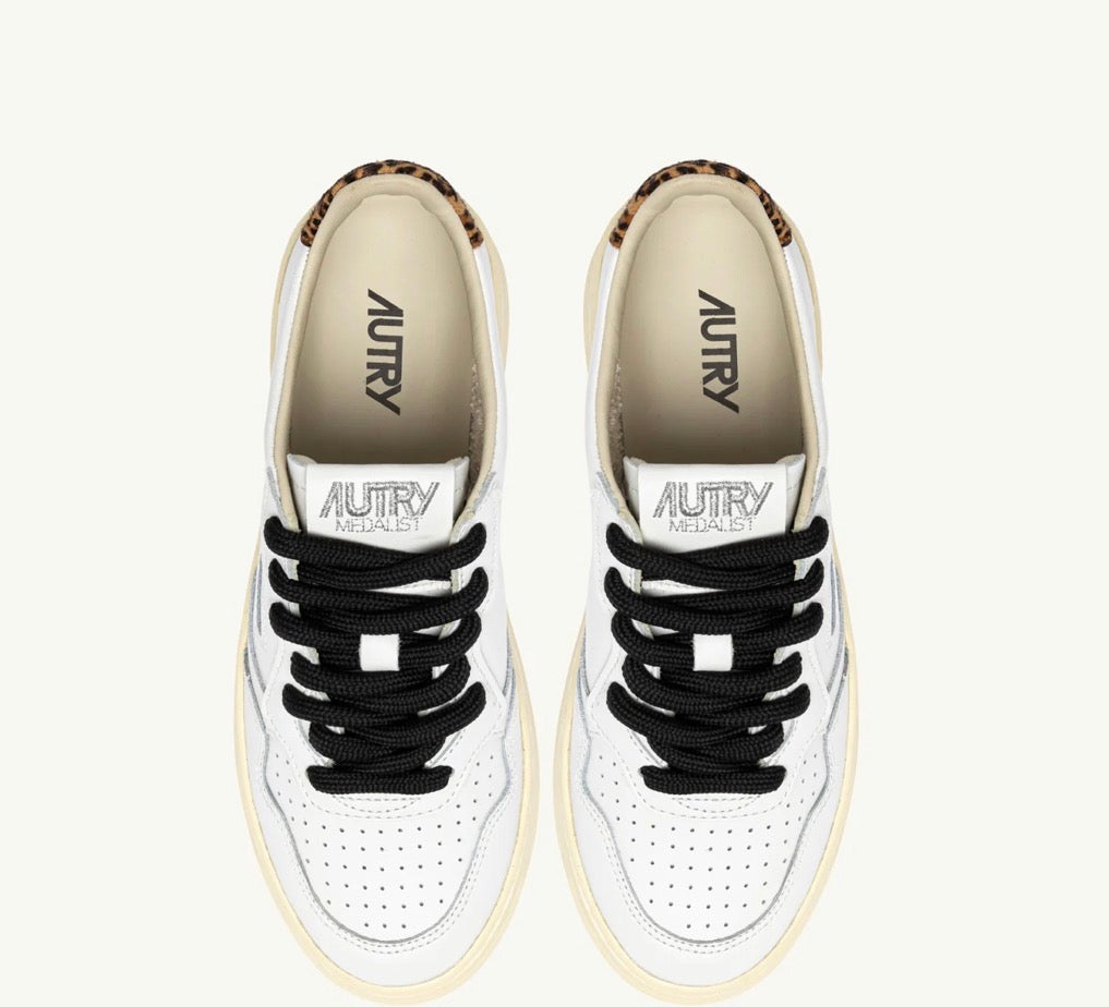 Autry Medalist low sneaker in leather colour white and leopard.