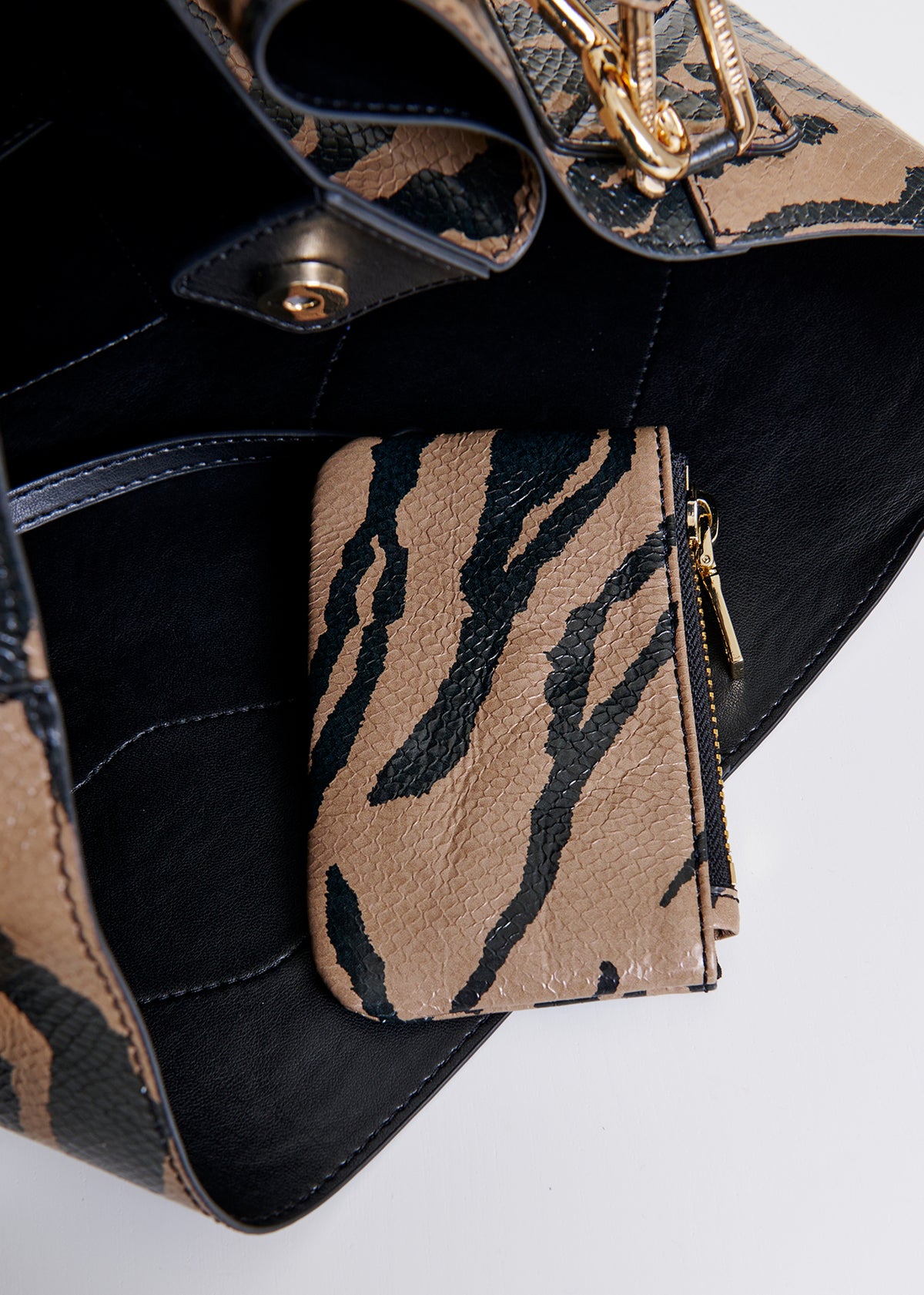 Joliath shopper with badges