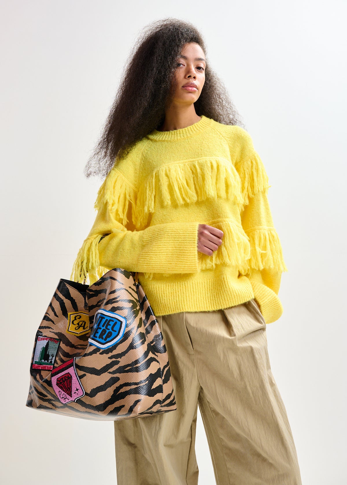 Joliath shopper with badges