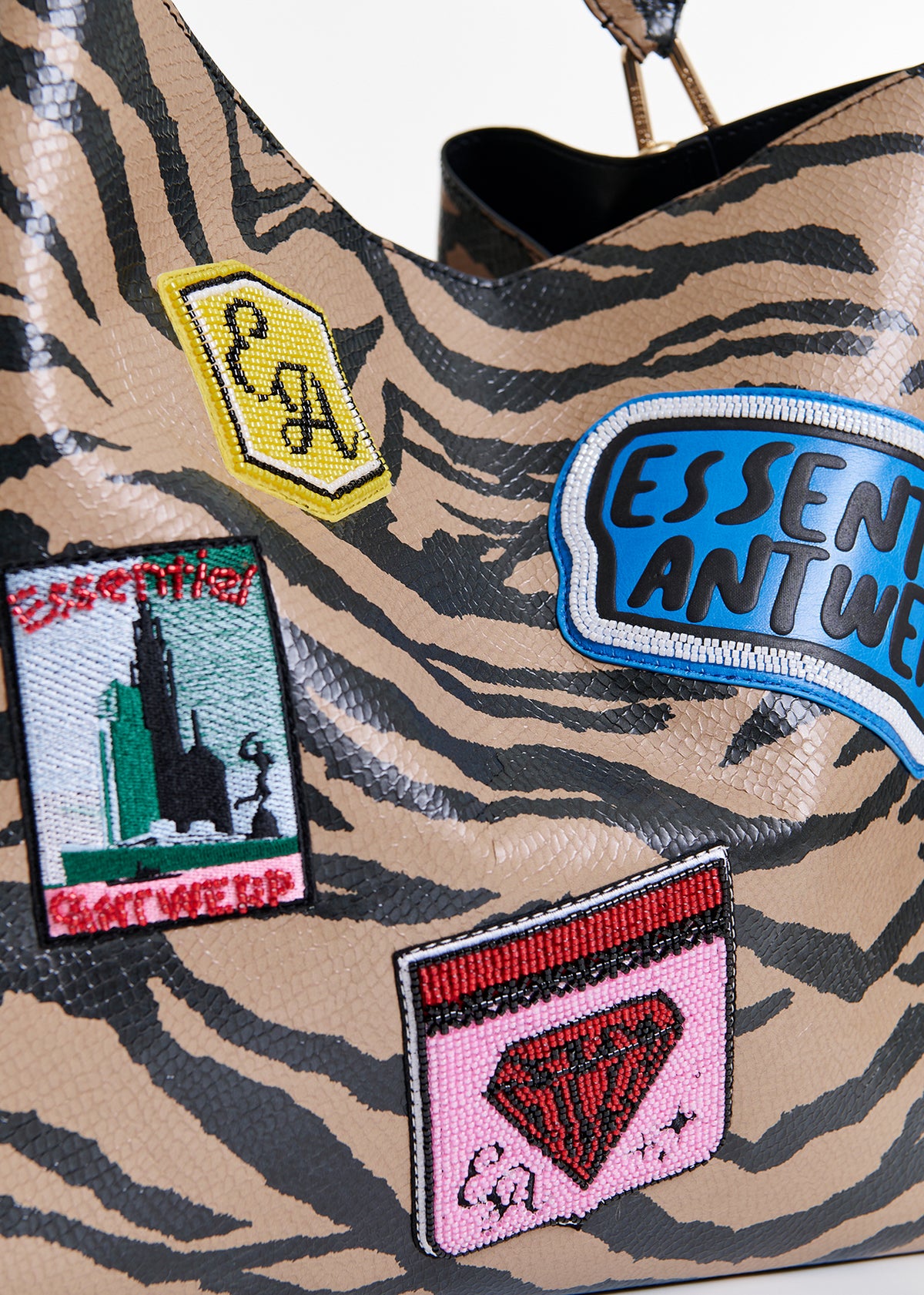 Joliath shopper with badges