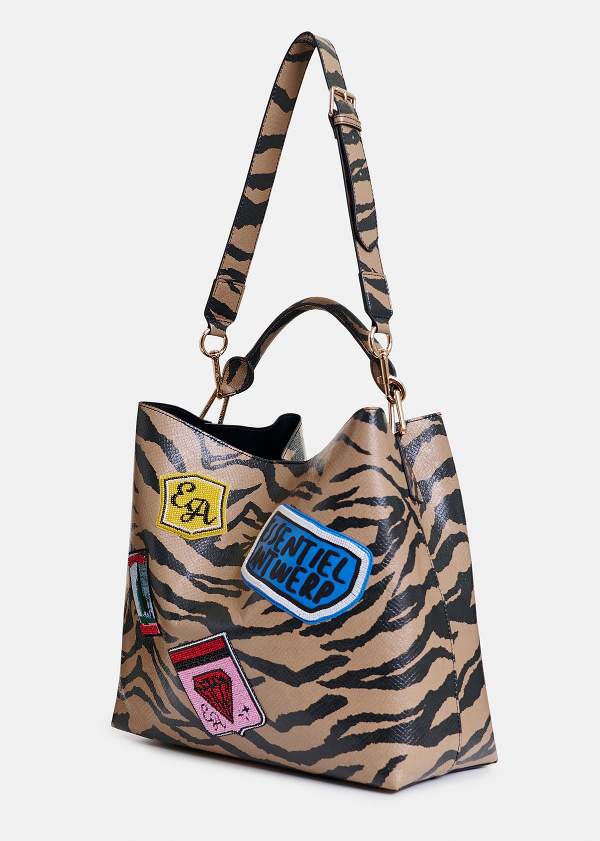 Joliath shopper with badges